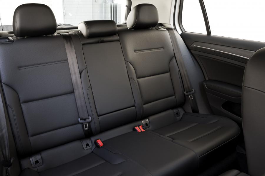 Интерьер Volkswagen e-Golf 2017 года  (NA) (фото 8 из 32)